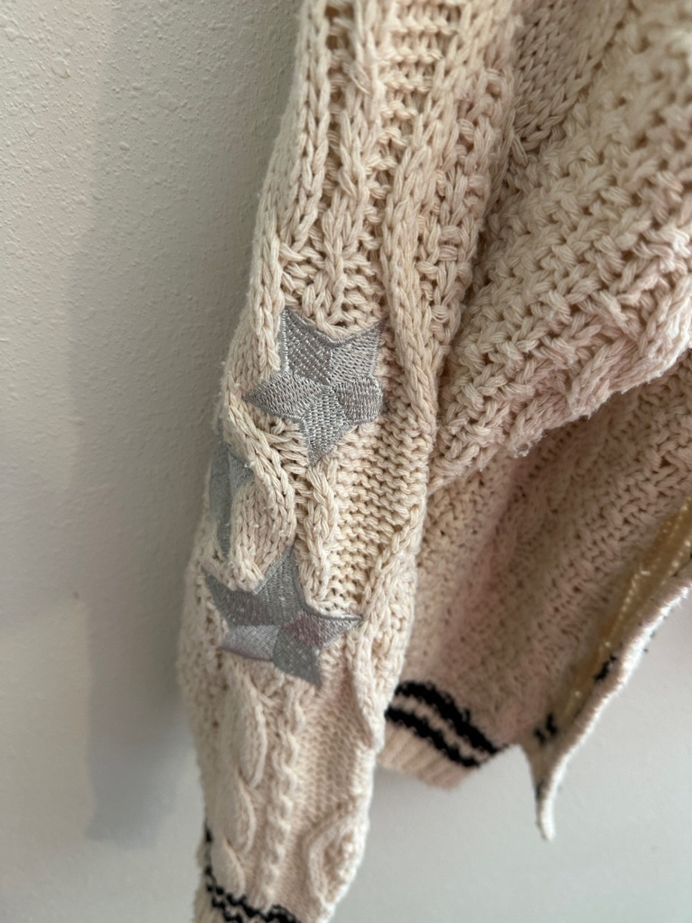 Taylor swift Cream Cable Knit V-Neck Button Cardigan with Black Trim - Picture 8 of 9